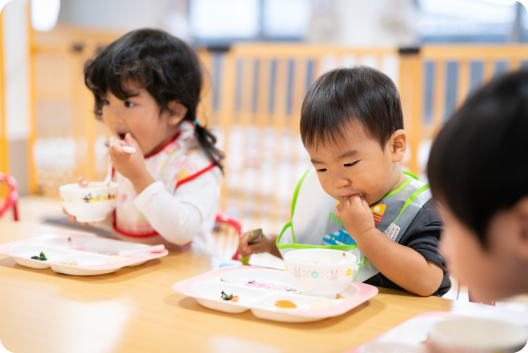 月齢に合わせた食事内容で発達に応じた食育