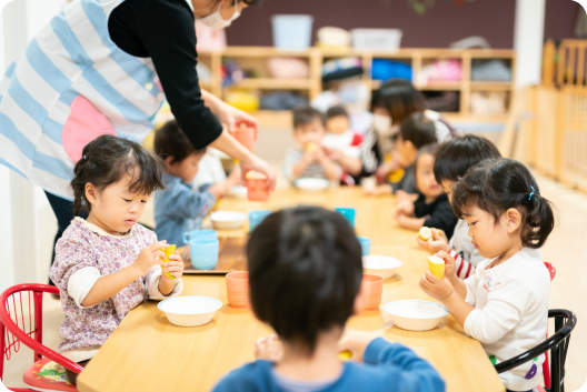 複数人保育士が様子をチェックしながら食べ方をサポート